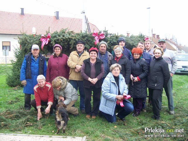 Adventni venec v Banovcih so postavili člani Turističnega društva Banovci in drugi vaščani Adventni venec v Banovcih so postavili člani Turističnega društva Banovci in drugi vaščani