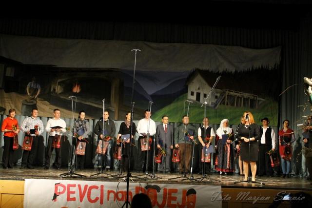Pevci nam pojejo, godci pa godejo Pevci nam pojejo, godci pa godejo