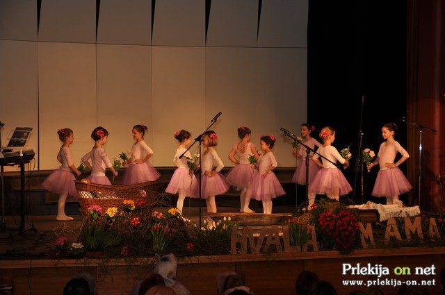 Plesalke baletnega oddelka Glasbene šole Ljutomer
