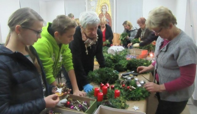 Pletenje adventnih vencev Pletenje adventnih vencev