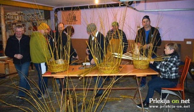 Pletenje košar v Društvu Krdebač