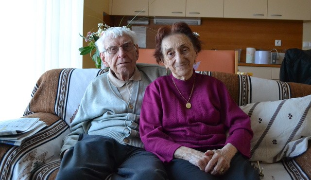 Po 70ih srečnih letih zakona še vedno drug ob drugem