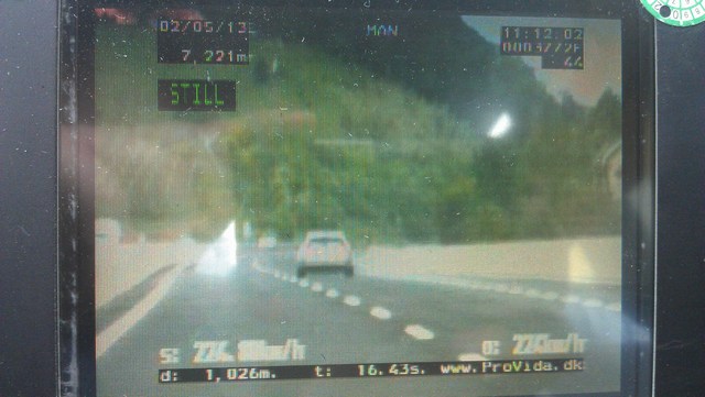 Na razdalji 1.026 metrov je voznik vozil s povprečno hitrostjo 224.80 km/h Na razdalji 1.026 metrov je voznik vozil s povprečno hitrostjo 224.80 km/h