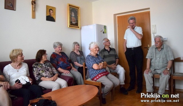 Krožkarji zbrani za ogled filma