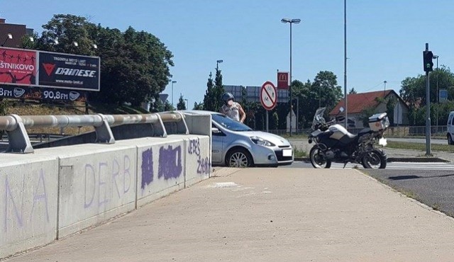 Moškega je ustavil motorist, sicer policist