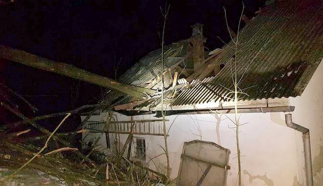 Drevo je padlo na hišo, foto: PGD Gornja Radgona Drevo je padlo na hišo, foto: PGD Gornja Radgona