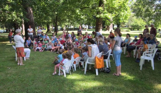 Pravljična ura in obisk kasača Tinka