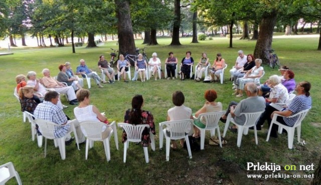 Branje poezije pod stoletnimi hrasti