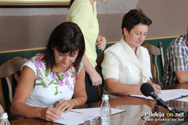 Podpis pogodbe za izgradnjo kolesarske steze Podpis pogodbe za izgradnjo kolesarske steze