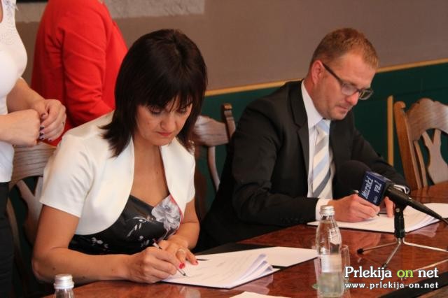 Podpis pogodbe za rekonstrukcijo vodovodnega in kanalizacijskega omrežja Podpis pogodbe za rekonstrukcijo vodovodnega in kanalizacijskega omrežja
