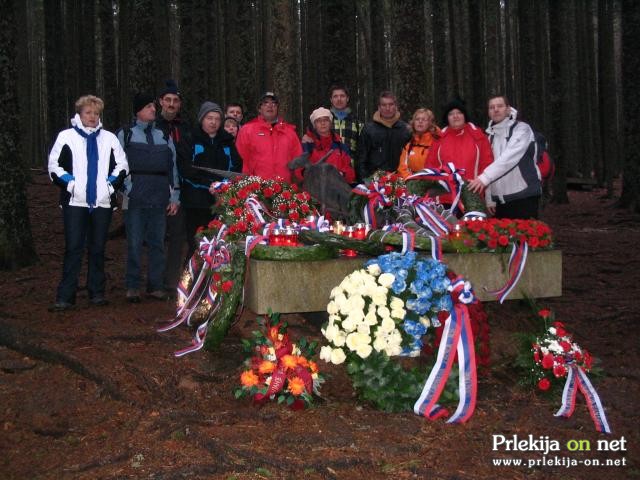 Pohodniki pri spomeniku padlim