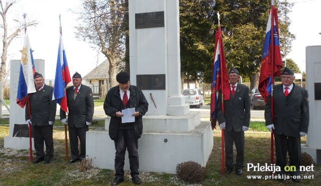 Slovesnost pri spomeniku Rdečearmejcem