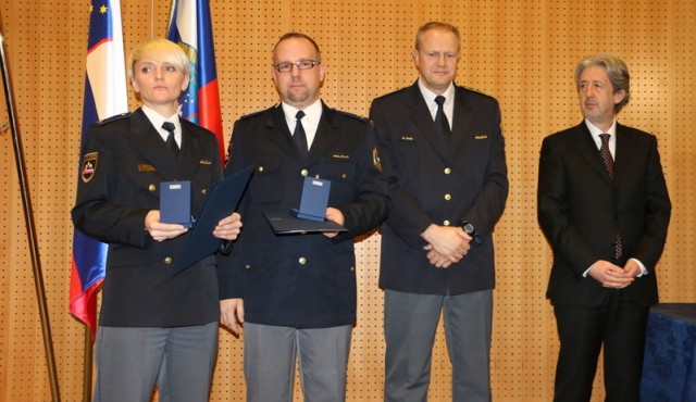 Aleksandra Žižek in Miha Petek sta prejela priznanje za hrabrost in požrtvovalnost Aleksandra Žižek in Miha Petek sta prejela priznanje za hrabrost in požrtvovalnost