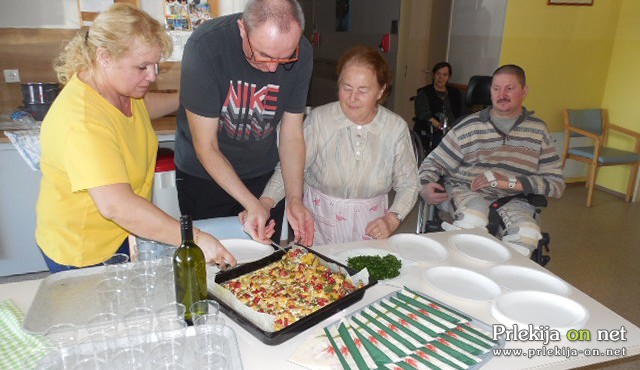 Serviranje popoldanske krompirjeve zloženke Serviranje popoldanske krompirjeve zloženke