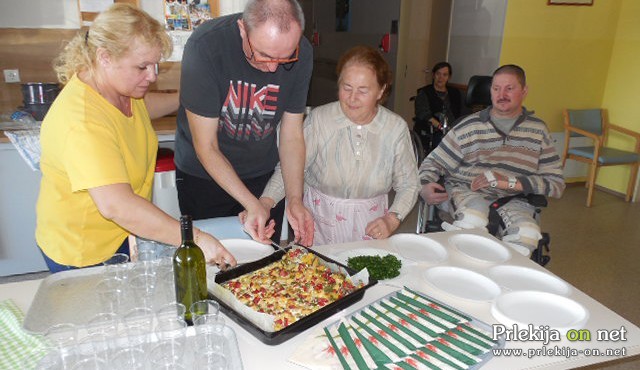 Serviranje popoldanske krompirjeve zloženke