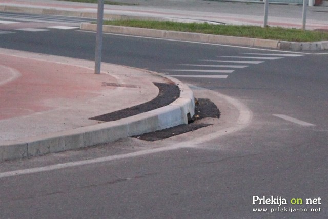 V krožišču so popravili robnike, ki so jih poškodovala tovorna vozila V krožišču so popravili robnike, ki so jih poškodovala tovorna vozila