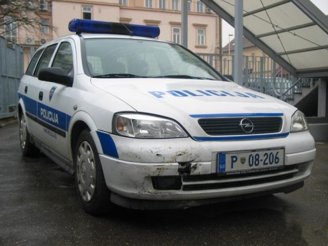 Poškodovano policijsko vozilo