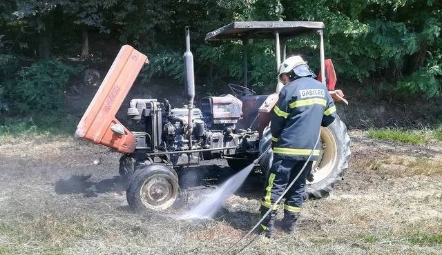 Požar traktorja, foto: PGD Podgorci Požar traktorja, foto: PGD Podgorci