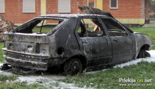 Požar je vozilo uničil Požar je vozilo uničil