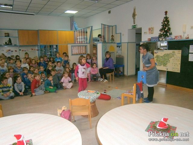Pravljično dopoldne v vrtcu Pravljično dopoldne v vrtcu