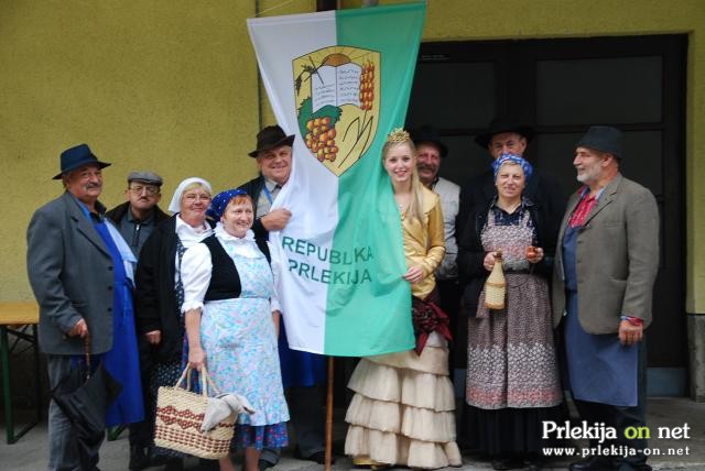 Künštni Prleki z vinsko kraljico Slovenije