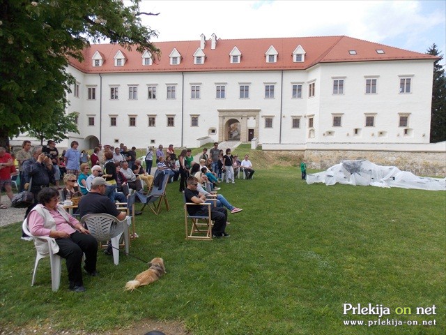 Občinstvo na grajskem dvorišču