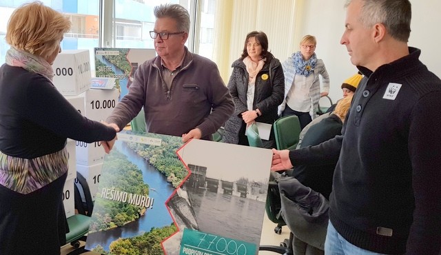 Predaja glasov za Muro brez hidroelektrarn Predaja glasov za Muro brez hidroelektrarn