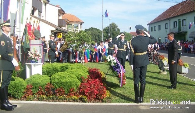 Položitev venca pred spomenik Jožefa Klekla