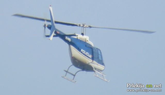 V akciji iskanja osumljencev je sodeloval tudi policijski helikopter