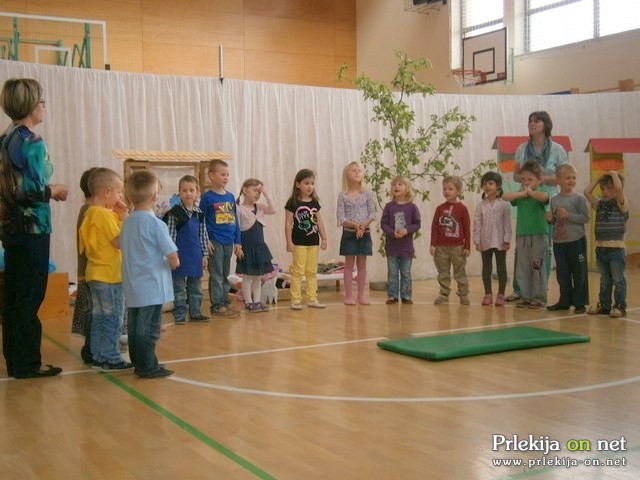 Prireditev za dedke in babice Prireditev za dedke in babice