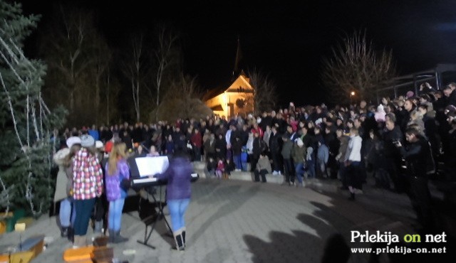 Postavitev božičnega drevesa v Rogašovcih Postavitev božičnega drevesa v Rogašovcih
