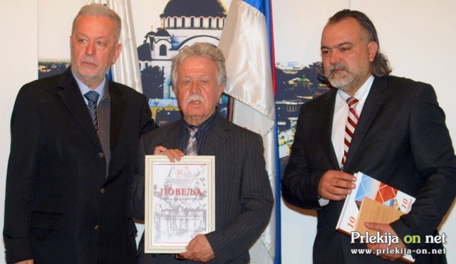 Rade Bakračević (v sredini) s prejetim priznanjem
