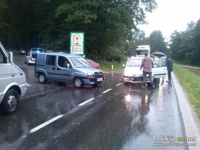 Nastala je le materialna škoda na osebnih vozilih