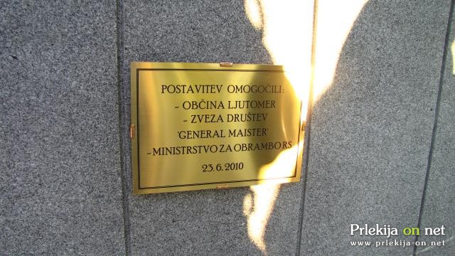 Ena izmed plošč na podstavku kipa Ena izmed plošč na podstavku kipa