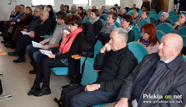 Udeleženci spominske prireditve v Kulturni dvorani Tišina Udeleženci spominske prireditve v Kulturni dvorani Tišina