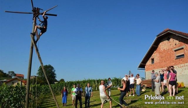 Postavljanje klopotca na obrobju Cerkvenjaka Postavljanje klopotca na obrobju Cerkvenjaka