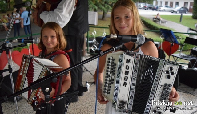Tina Krajnc in Eva Tompa s harmonikama Tina Krajnc in Eva Tompa s harmonikama