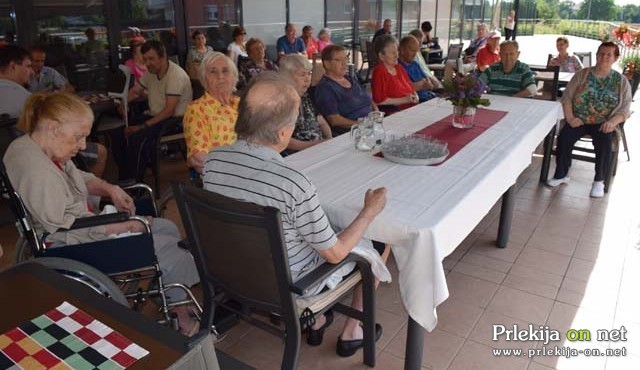 Julijski slavljenci pri slovesni mizi Julijski slavljenci pri slovesni mizi