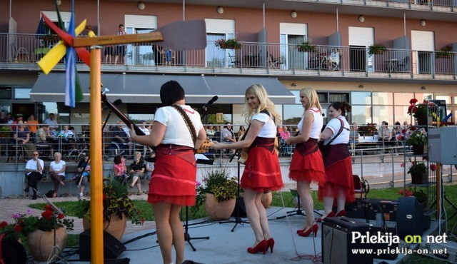 Vesele Štajerke na poletnem odru DOSOR-ja Vesele Štajerke na poletnem odru DOSOR-ja