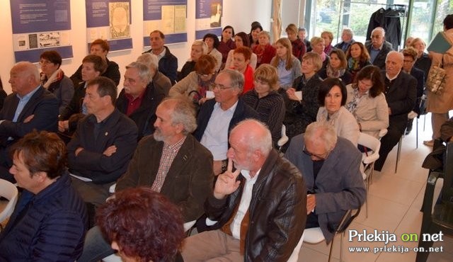 Zbrani na okrogli mizi v dvorani ZRS SAZU na Petanjcih Zbrani na okrogli mizi v dvorani ZRS SAZU na Petanjcih