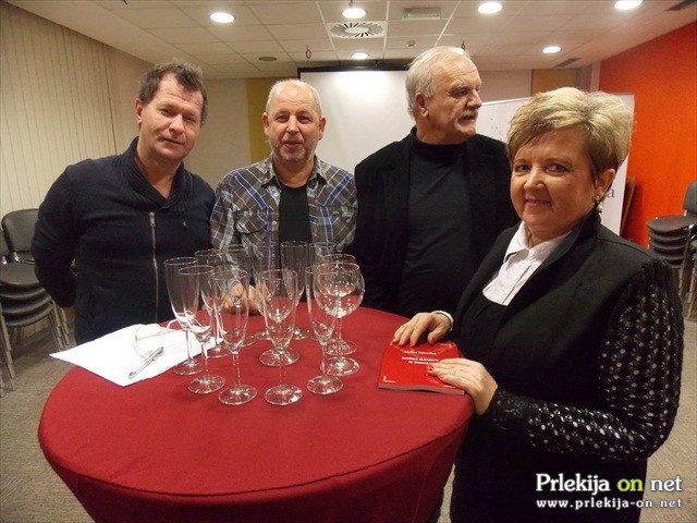 Voditelj Andrej Okreša z ustvarjalci 