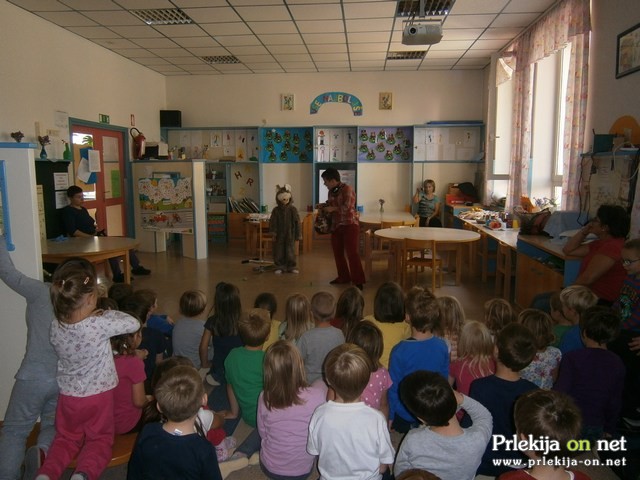 Otroke je obiskala Rdeča kapica Otroke je obiskala Rdeča kapica