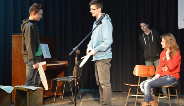 Prizor iz nagrajenega videa, ki so ga odigrali na proslavi ob kulturnem prazniku Prizor iz nagrajenega videa, ki so ga odigrali na proslavi ob kulturnem prazniku
