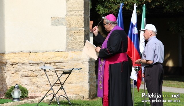 Slovesnost ob prenosu zemlje z groba Rudolfa Redka