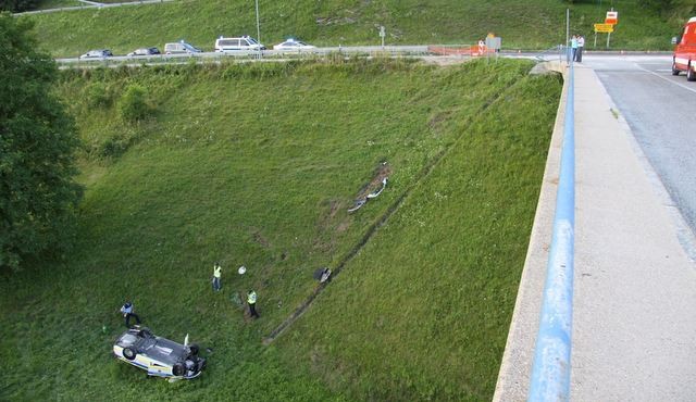 Policijsko vozilo zdrselo po strmem pobočju, foto: Policija