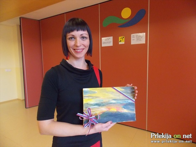 Simona Pirc Katalinič s podarjeno sliko Simona Pirc Katalinič s podarjeno sliko