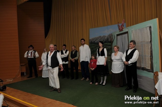 Člani ljubiteljskega dramskega društva Sveti Jurij ob Ščavnici Člani ljubiteljskega dramskega društva Sveti Jurij ob Ščavnici