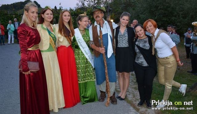 Trgatev v Hiši penin Frangež Trgatev v Hiši penin Frangež