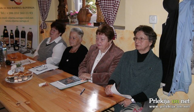 Literatke pri Šarugovih, foto: Dominique Reščič Literatke pri Šarugovih, foto: Dominique Reščič
