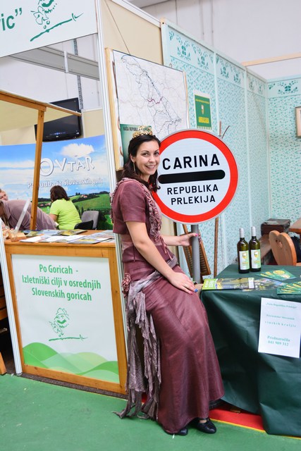 Slovenska vinska kraljica Neža Pavlič na »carini«, foto: Marjan Dovečar Slovenska vinska kraljica Neža Pavlič na »carini«, foto: Marjan Dovečar